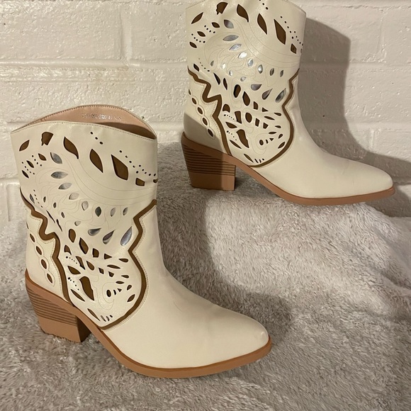 Cream Leather Cut-out Short Western Boots with Suede trim, Size 10 - Picture 2 of 6